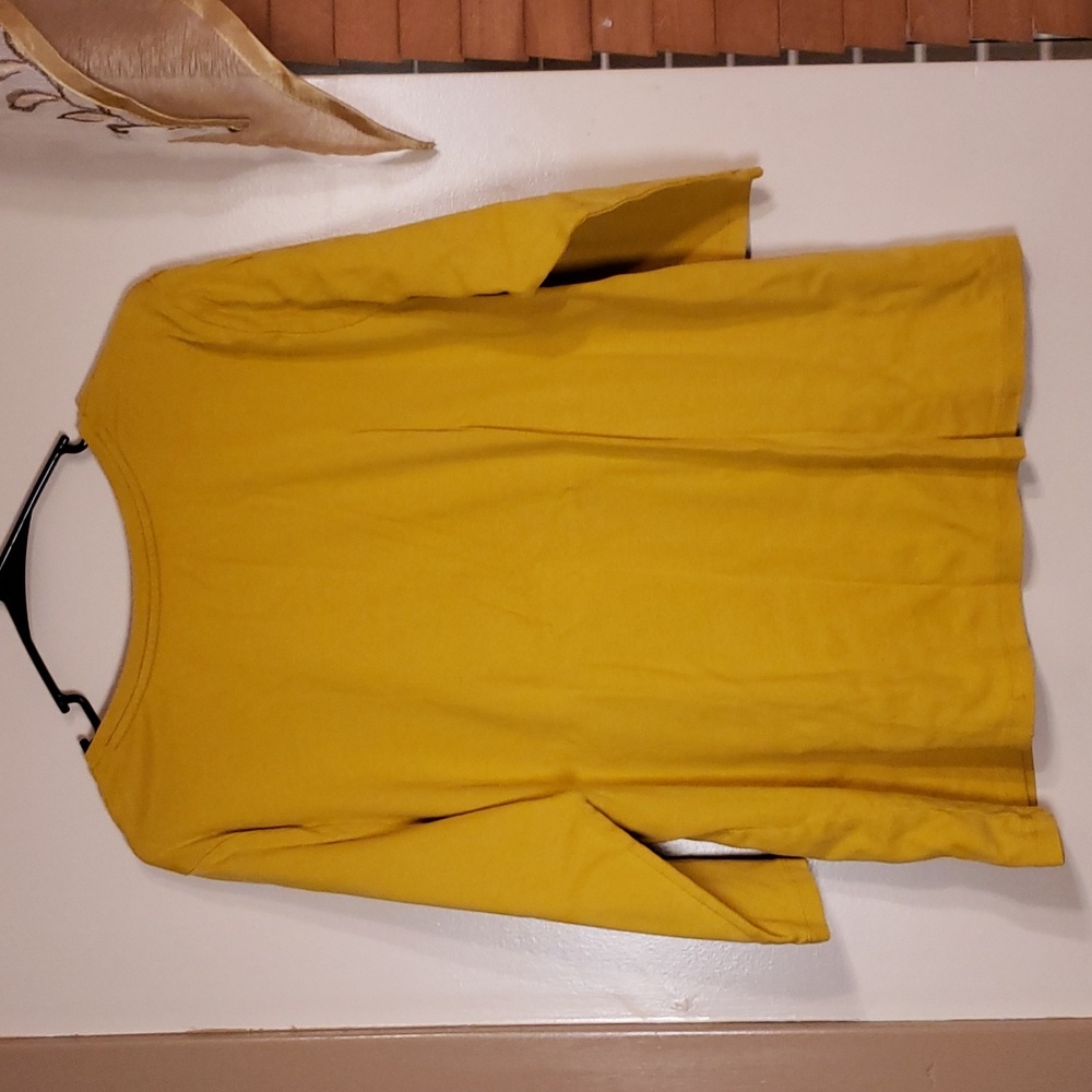 🔥$5 Plus Size Shirt - Picture 4 of 4